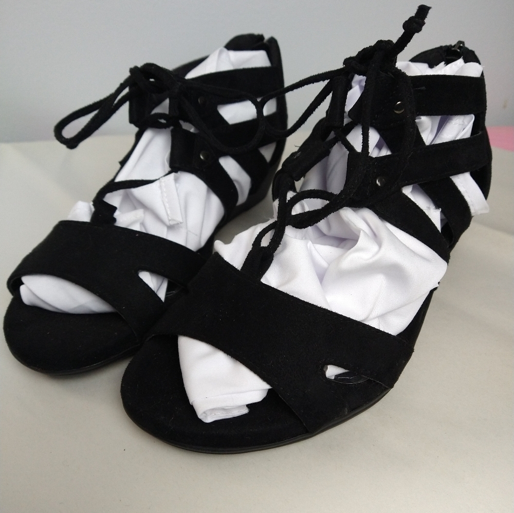 NEW Good soles by Catherine's black open toed tied open side sandals. 8W 8 wide